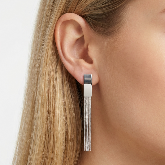 Срібні сережки пусети з ланцюжками Поліна — це срібні кульчики з рухомими довгими ланцюжками. Безкоштовна доставка по Україні. Відправка в день замовлення.