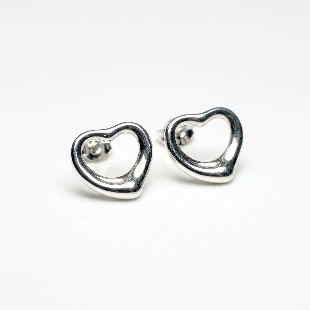 Срібні сережки-пусети сердечки — кульчики зі зручною застібкою. Безкоштовна доставка по Україні. Відправка в день замовлення.