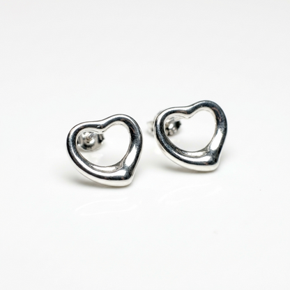 Срібні сережки-пусети сердечки — кульчики зі зручною застібкою. Безкоштовна доставка по Україні. Відправка в день замовлення.