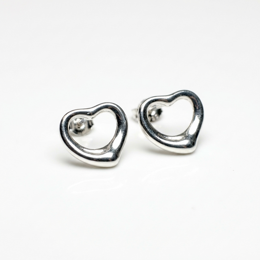 Срібні сережки-пусети сердечки — кульчики зі зручною застібкою. Безкоштовна доставка по Україні. Відправка в день замовлення.