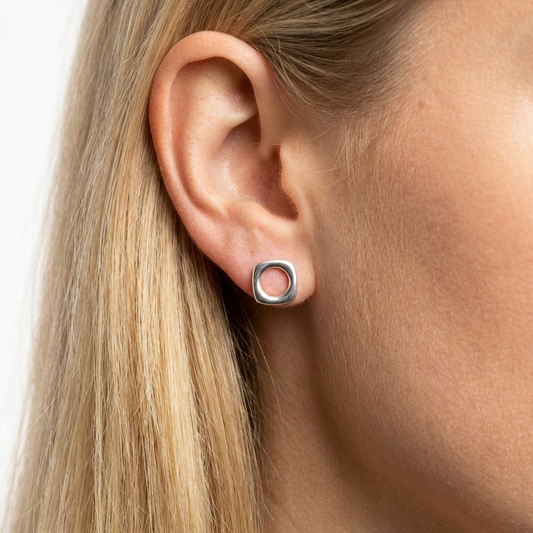 Срібни пусети квадрати — це срібні кульчики квадратної форми. Безкоштовна доставка по Україні. Швидка відправка.