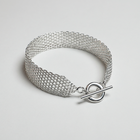 Срібний широкий браслет ремінець для жінок. Довжина 20 см, ширина 1,5 см. Сучасна застібка паличка та колечко. Безкоштовна доставка по Україні.