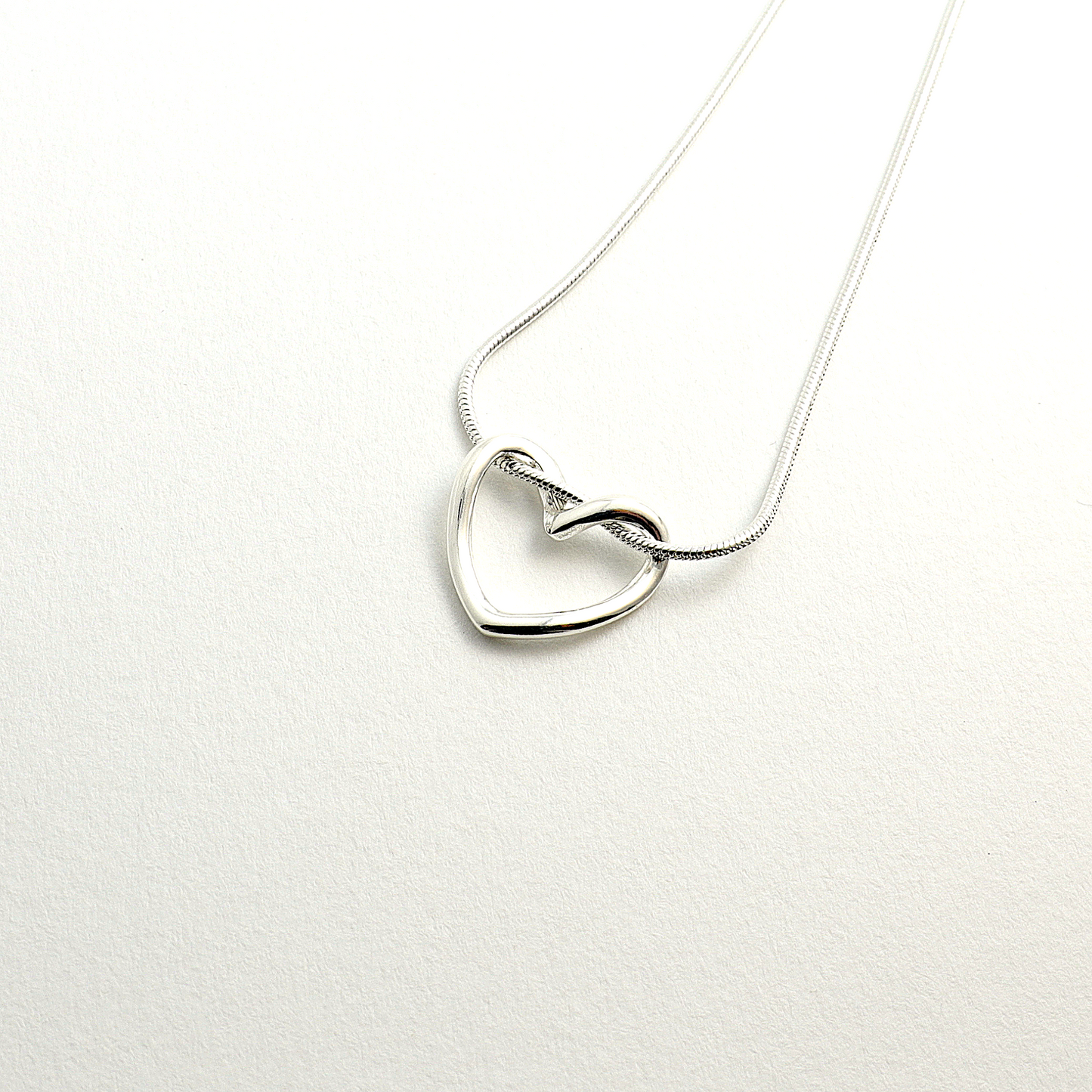 890 грн - Срібне серце з ланцюжком - 10 Crystals - Киів, Дніпро - В наявності. Відправка у день замовлення. monopay. Нова Пошта, Укрпошта. Доставка Одеса, Львів - вся Україна.