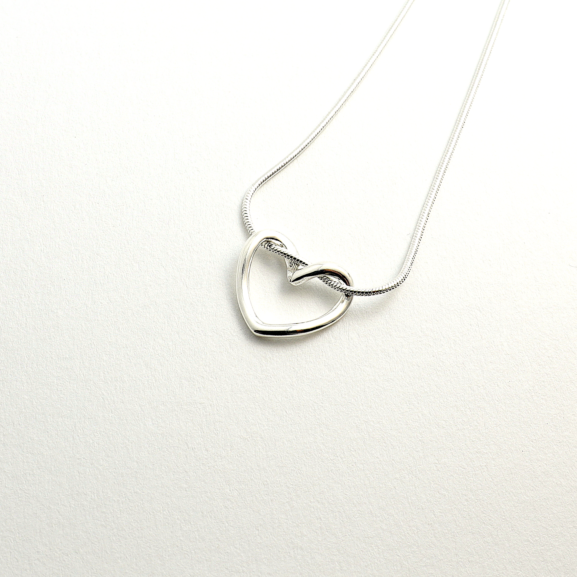 890 грн - Срібне серце з ланцюжком - 10 Crystals - Киів, Дніпро - В наявності. Відправка у день замовлення. monopay. Нова Пошта, Укрпошта. Доставка Одеса, Львів - вся Україна.