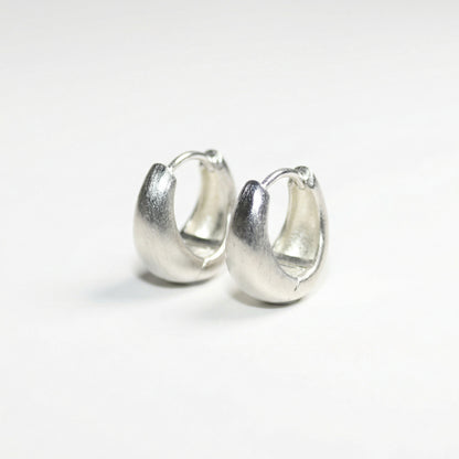 Срібні сережки кільця 10 Crystals. Дуті масивні сережки з матовим покриттям. Родоване срібло 925. 