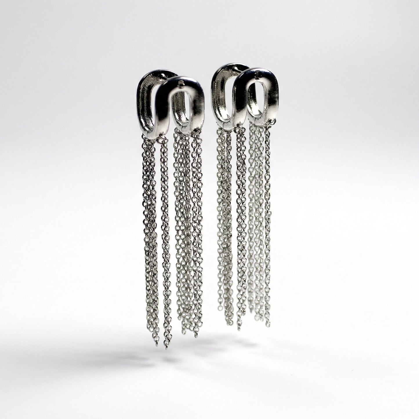 Срібні сережки конго з ланцюжками 10 Crystals. Срібні кульчики з довжелезними рухомими ланцюжками плетіння якір.
